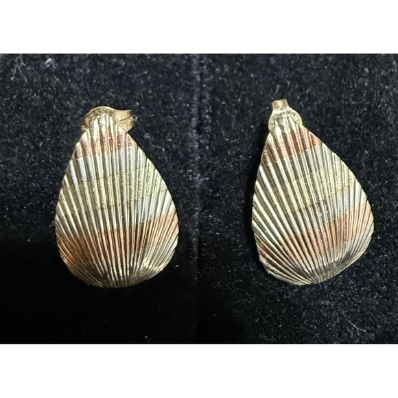 The Unbranded Brand Jewelry - 14K Gold Shell Designed Post Earrings
